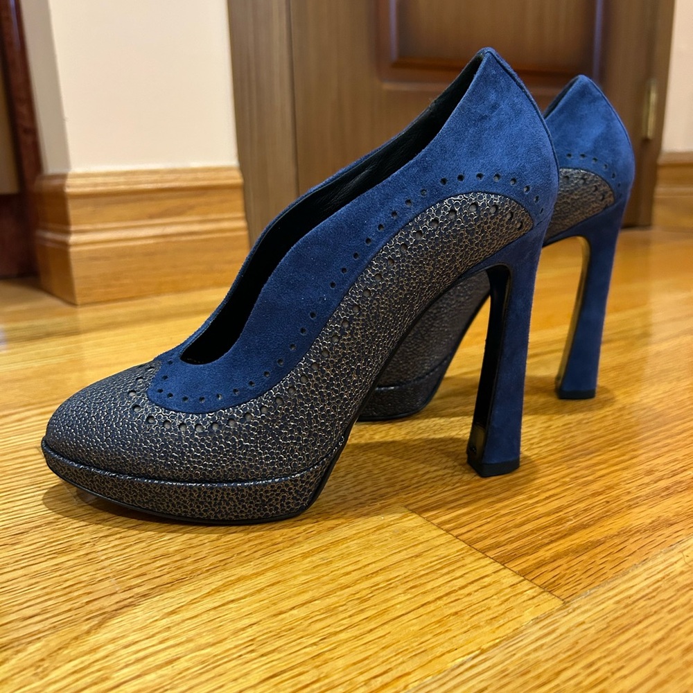 Chic Navy High Heel Pumps